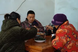 在家给儿子做一盘水煮脆皮肠，今天又是被美食满足的一天视频封面