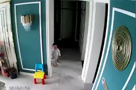 外婆有危险，独自在家的2岁宝宝向家中摄像头哭喊求助视频封面