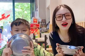 姐姐冒雨开五菱宏光带弟弟去吃饭，结果俩人闹笑话，要拿碗去乞讨视频封面