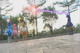 动漫巴啦啦小魔仙：魔仙小月出现芬芬晕倒，小月单挑小蓝和俩姐妹视频封面