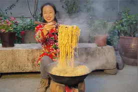 河南南阳：农村媳妇做地锅蒸面条，面软菜多吃着满嘴香真带劲视频封面