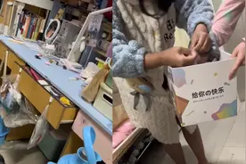 老鼠溜进女生宿舍，女生一边哭喊一边死死抓住老鼠，画面爆笑视频封面