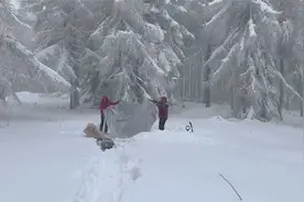 土耳其一对情侣在大雪天森林里户外露营，顺便烹饪土耳其美食视频封面