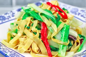 大磊做一道“小白菜炒千张”，这地道的家常菜，清淡可口老少皆宜视频封面