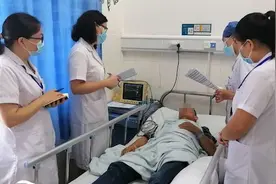 撞枪口上了！父亲辅导孩子作业突发脑出血，恰逢女儿高考失利视频封面