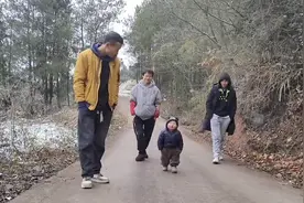 萌娃学大人手插兜走路，不料意外发生，网友：五体投地拜早年视频封面