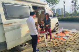 和50岁大姐结伴旅行，找到完美露营地，大姐想和小伙在这里隐居视频封面