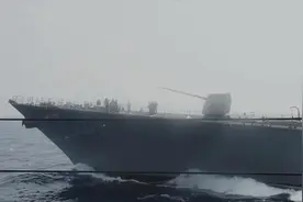 难得一见：美军航母为驱逐舰提供海上补给，两舰同速航行视频封面