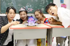 神奇的3D全息投影仪，用一个矿泉水瓶就能做，这也太炫酷了！视频封面