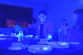 新冠病毒在餐厅的传播速度有多快视频封面
