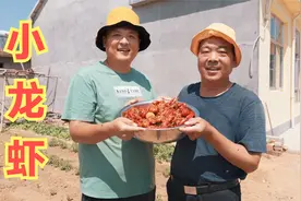 喷香哥买5斤小龙虾，跟着父亲做蒜蓉小龙虾炖鸡蛋，让家人吃过瘾