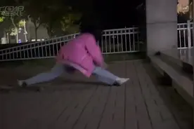 女子练习滑板 结果突然狠狠地劈了个叉视频封面