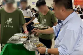 湖南一中学校长吃学生剩饭，学校：为学生养好习惯，会继续下去视频封面