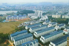 航拍岳阳市湖南理工学院和畔湖湾片区视频封面
