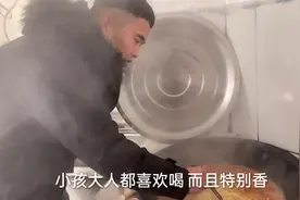 农村小伙下厨做西红柿泡面，既营养又美味，媳妇一旁赞不绝口视频封面