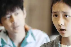 黄磊女儿多多出演话剧女主角，与何炅搭档不怯场，演技台词获赞视频封面