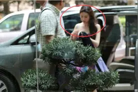 刘亦菲下车被抓拍，看到无美颜无滤镜的腿围，网友：这身材好真实视频封面