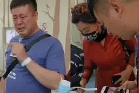 男子产房外焦急等待 见到刚出生女儿太过激动哭成泪人 母子平安视频封面