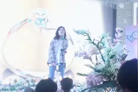新晋女神阿悠悠，独特的烟嗓，歌声一出人气炸裂视频封面