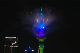 全球最早迈入2021！直击新西兰奥克兰地标天空塔燃放新年焰火视频封面