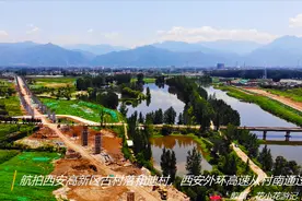 航拍西安高新区古村落和迪村，西安外环高速从村南通过