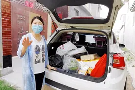 农村小夫妻去购物，花费700元，小媳妇为啥一分钱不出？理由真逗视频封面