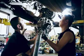 离合器踩着太硬，还不好挂挡是怎么回事？把变速箱拆开找原因视频封面