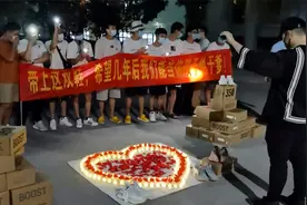 男班长打工数月给全班女生买鞋，带领男生在宿舍楼下唱歌表白视频封面
