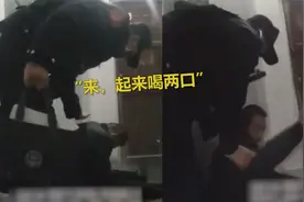 “起来喝两口”湖北一男子醉酒后楼道睡着打呼噜，民警一句话叫醒视频封面