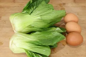 秋天多吃油菜，加3个鸡蛋教你新做法，鲜嫩多汁，爽口解馋，真香视频封面
