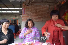 村上近门闺女出嫁，姐妹俩一起吃席，好妮不忘给婆婆端回去点吃哩视频封面