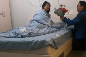 最接地气情人节礼物！大凉山男子摘草莓，手工制作花束送怀孕妻子视频封面