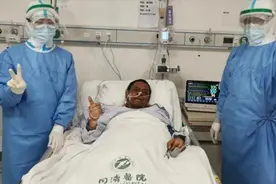 心痛！李文亮同事“黑脸医生”胡卫锋感染新冠肺炎离世 年仅43岁视频封面
