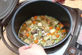 电饭煲排骨焖饭这样做太香了，简单又好吃，无需厨艺，很适合懒人视频封面