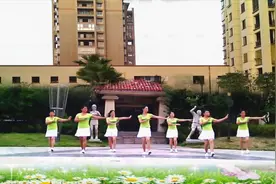 经典红歌广场舞《八月桂花遍地开》军民团结一家亲