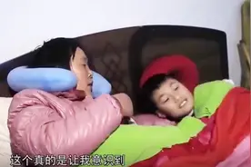13岁孩子还跟奶奶睡，育儿师都感到惊讶，对孩子影响太大了！视频封面