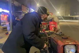 农村79岁大叔自带干粮，开5小时拖拉机，拉上千斤红薯进城换钱视频封面
