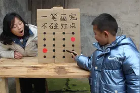 一笔连线不碰红点奖2000元，结果来了个小孩，摆摊的老板赔惨了视频封面