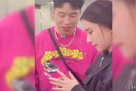 烧饼何超莲罕同框，疑似曝光尚九熙富豪身份，网友：奇怪的朋友圈视频封面