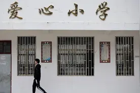 江西一男孩16岁才读三年级，父亲催其打工养家，但他却有个读书梦视频封面