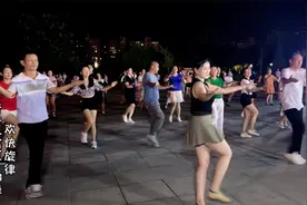 河南一广场美女领舞《欢快旋律》真好，后排的小清新更抢镜视频封面