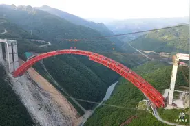 贵州大山里的超级工程，看看一座大桥如何建成，拼接过程真是震撼视频封面