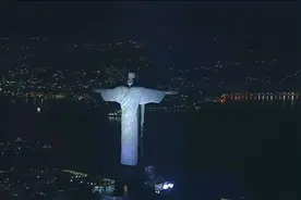 绝美！无人机环顾城市夜景 马拉卡纳不远处基督像俯视里约热内卢视频封面