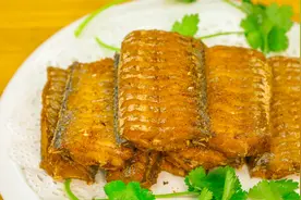 炸带鱼要不要挂糊？大厨教你饭店的做法，焦香酥脆连刺嚼视频封面