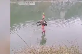 湖北一女子仰躺河面，丈夫绑吊车钩下水拉人，因体力不支救援未果视频封面