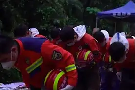 每日搜救结束后 救援人员都会向坠机点深深三鞠躬视频封面