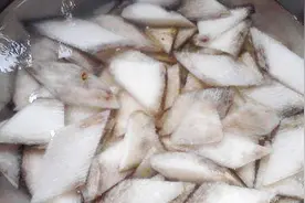山药削皮后为何会变黑，变黑之后还能吃吗？用这两种方法防止变黑视频封面