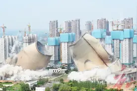 唐山一热电厂冷却塔拆除  冷却塔瞬间倒塌 现场传来巨大的声响视频封面