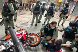 香港男子骑电摩疯狂撞伤3名警察，昨日共7名警员被袭伤370人被捕视频封面