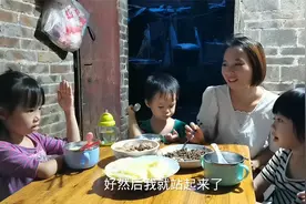 95年妈妈带着三个女儿，没有经济来源，一日三餐是怎么过的视频封面